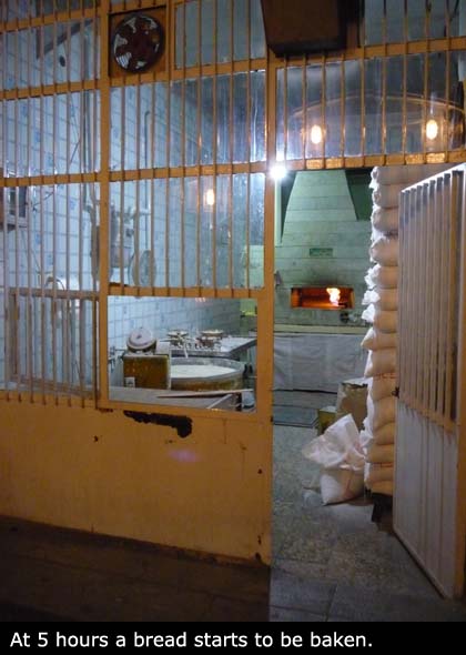 V pět hodin se začíná péct chleba přímo na ulici.