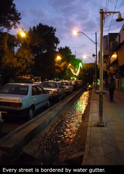 Každou ulici lemuje menší nebo větší potok.