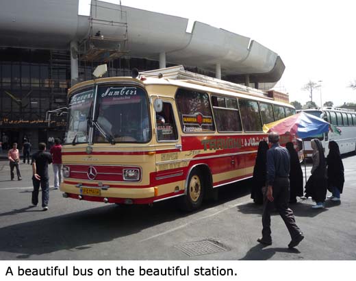 Krásný autobus na krásném nádraží.