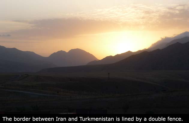 Hranici Íránu a Turkmenistánu lemuje dvojitý plot. Zde jsme pronikli do SNS.