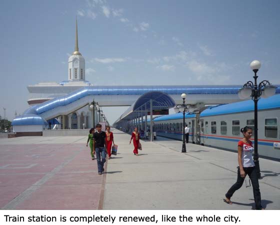 Nádraží září, jako celé město, novotou.