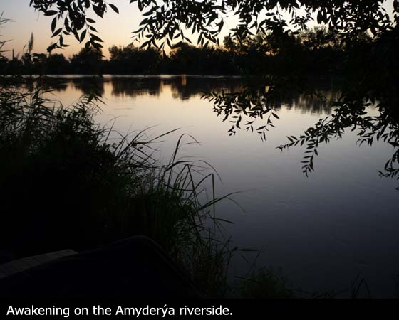 Probuzení na břehu Amyderýi, naproti jí říkají Amudaryo.