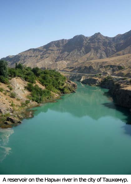 Přehrada na řece Нарын ve městě Ташкөмүр..