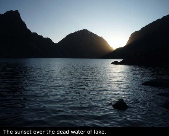 Západ slunce nad mrtvými vodami jezera.