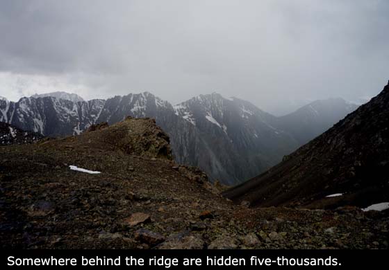 Tam někde vzadu se skrývají pětitisícovky.