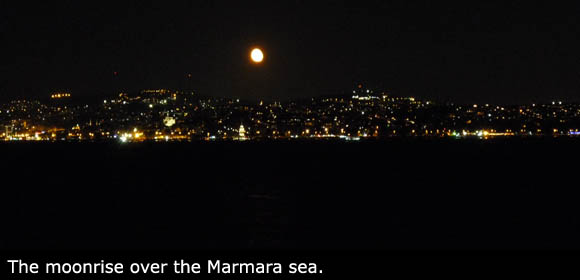 Nad Marmarským mořem vychází měsíc.