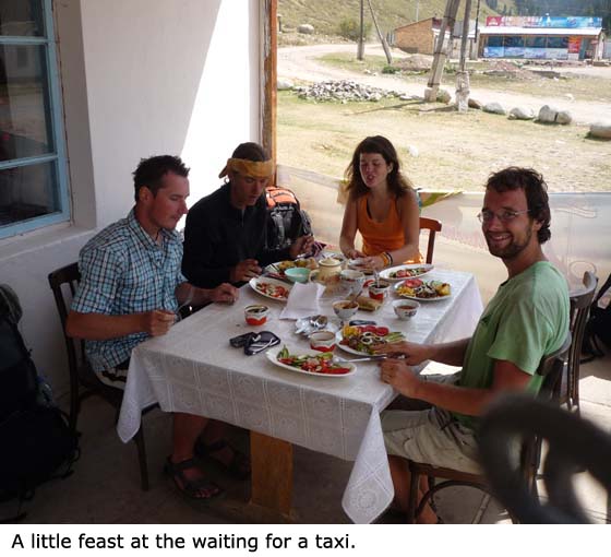 Drobná hostina při čekání na taxík.