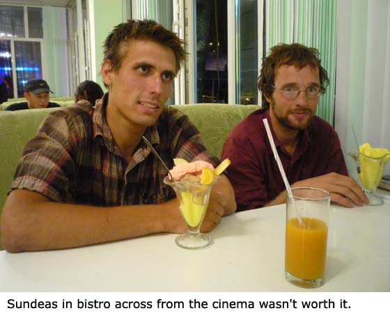 Poháry v bistru před kinem (za) moc nestály.