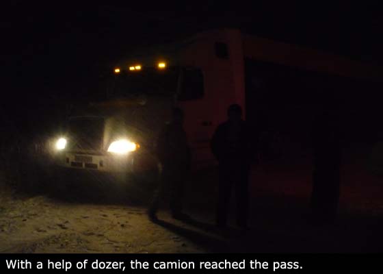 Kamion se nakonec s pomocí dozeru prodral sněhem až do sedla.