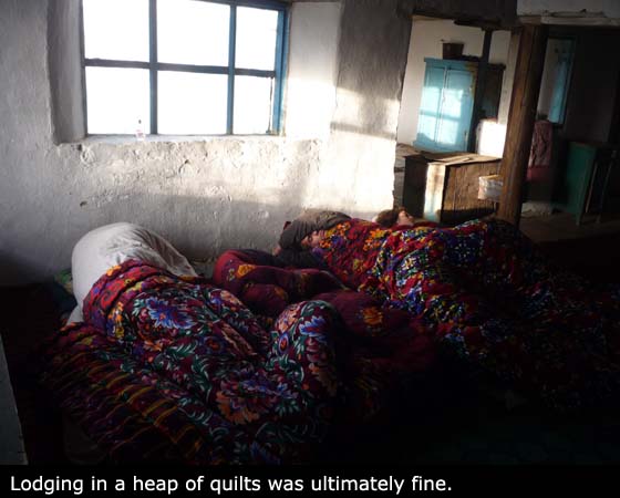 Nocleh v hromadě přikrývek byl nakonec docela příjemný.