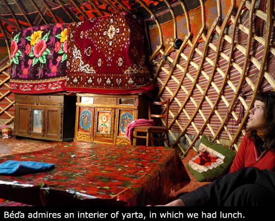 Béďa obdivuje interiér jurty, ve které jsme obědvali rybu.