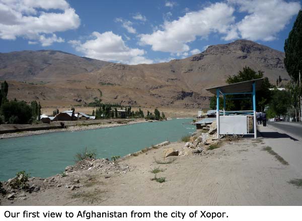 Náš první pohled do Afghánistánu z města Хорог.