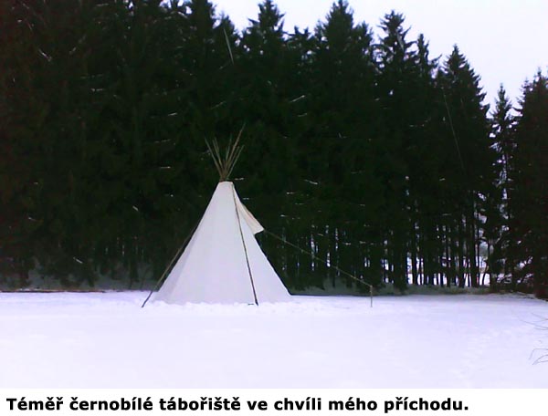 Téměř černobílé tábořiště ve chvíli mého příchodu.