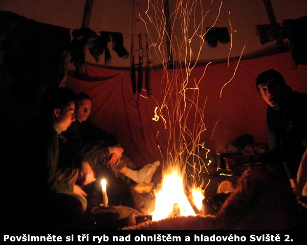 Povšimněte si tří ryb nad ohništěm a hladového Sviště 2.