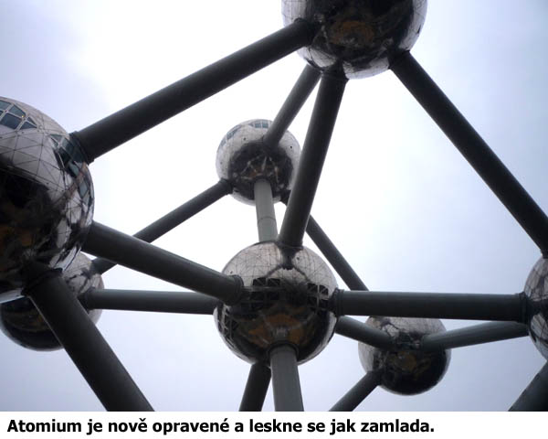 Nově opravené Atomium se krásně leskne.