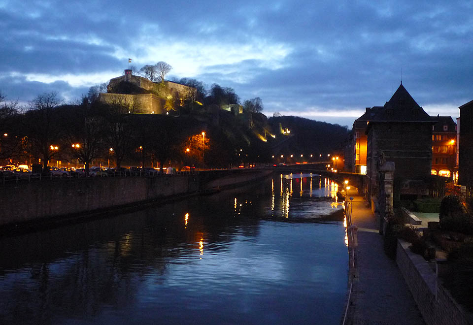 Večerní studentské město Namur překypovalo silnou atmosférou. Houfy postávající před hospůdkami, hudba a lodě proplouvající nezamrzlým kanálem měly své kouzlo.