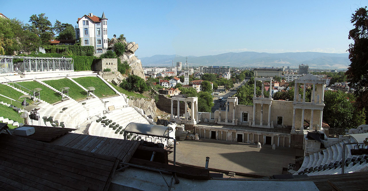 Пловдив je partnerským městem Brna. Mimo mnoha zpřístupněných antických památek nás zde potěšila večeře a ochotný řidič, který nám vyprávěl legendu o šesti žulových pahorcích, na kterých město leželo, z nichž ale zbyly už jen 3 díky těžbě.