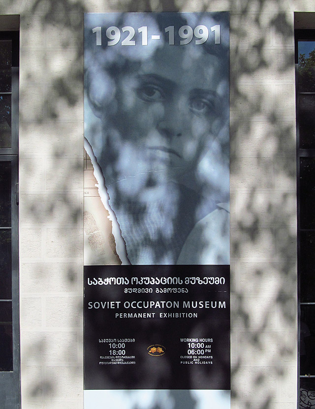 Nápis s pravopisnou chybou nás přiměl k přemýšlení, kdo koho vlastně okupoval.