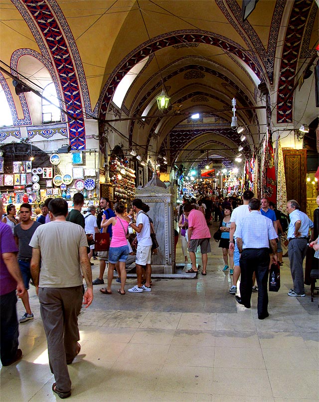 Velký bazar se změnil z tržiště na bludiště podzemních luxusních obchodů se suvenýry. Ochladit se a napít vody z fontánky je zde ale možné stejně jako před staleltími.
