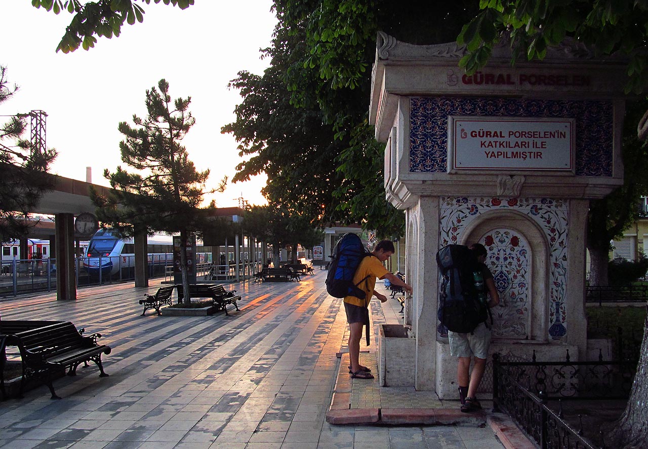 Tříletá výluka žlezniční tratě pro nás skončila v Eskişehiru, odkud jsme pokračovali zbrusu novým rychlovlakem (hızlı tren).