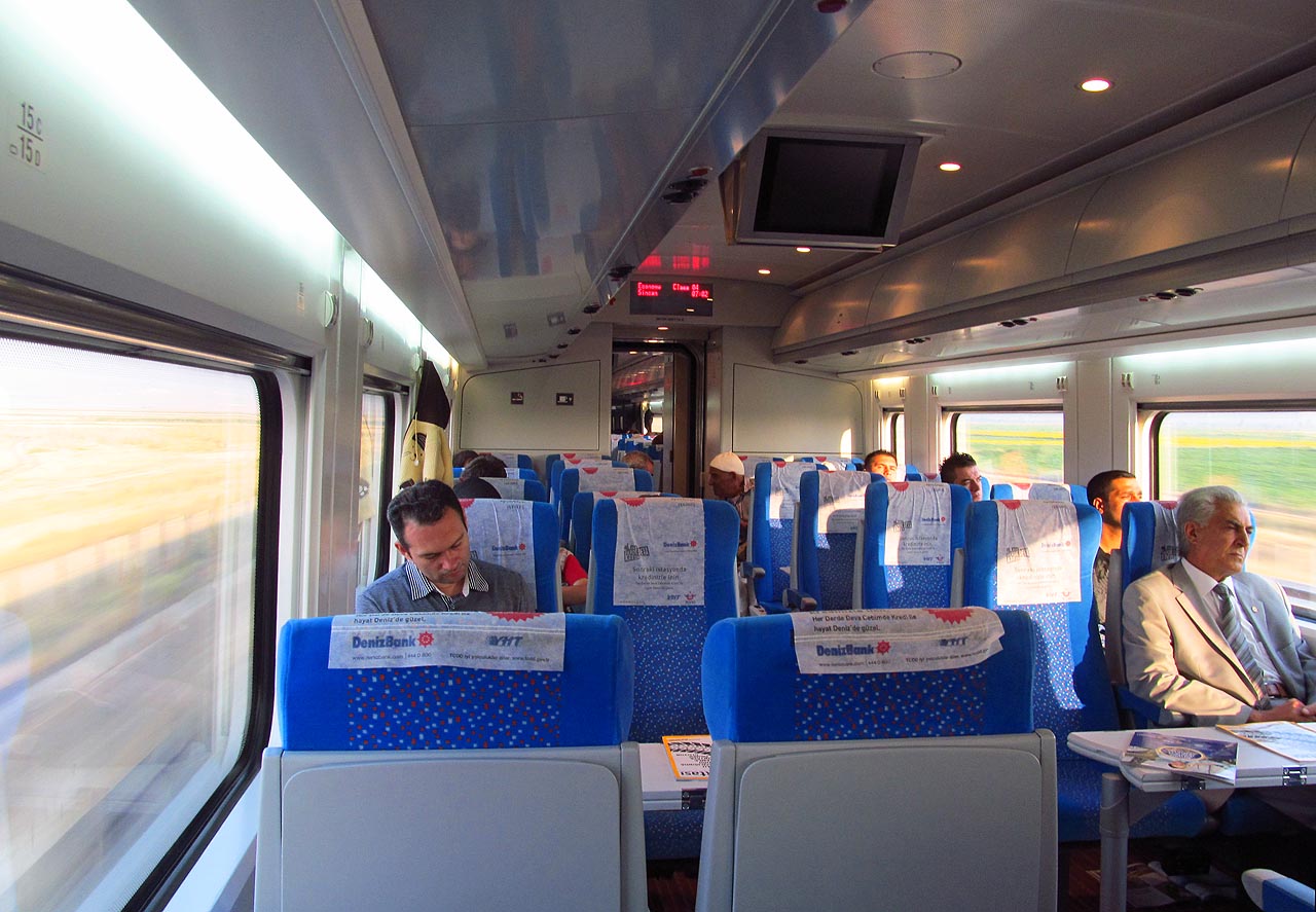 Vlaky místní výroby uhání až 250 km/h, cena je více než příjemná. V Ankaře budeme za necelou hodinku.