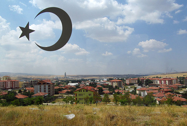 V Ankaře pouze čtyřhodinové občerstvení a přestup na - tentokráte již klasický - vlak směr Sivas. Všechna okénka v tureckých vlacích mají vyleptaný státní znak.