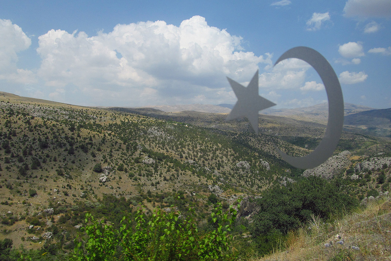 I v klimatizovaném vlaku si člověk uvědomí, že turecké vnitrozemí vandrování moc nepřeje. Krajina se nemění hodiny a hodiny, jen mírně ubývá keříků a přibývá skal.