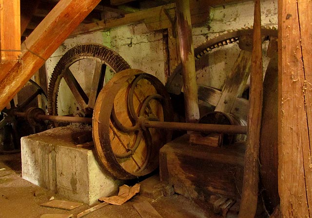 Mlýn byl hnán vodou z přilehlého kanálu přes promyšlenou soustavu převodů.