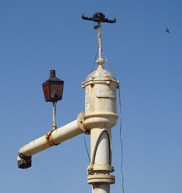 Vodní jeřáb na nádraží je pro změnu z Mannheimu. Stejně jako ostatní vybavení v „korporátní“ bílé barvě TCDD. Elegance mu nechybí.