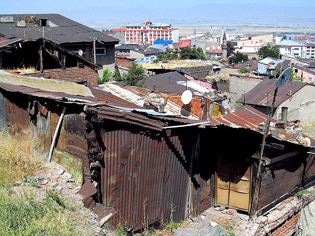I v takových chatrčích se ještě v Turecku žije.