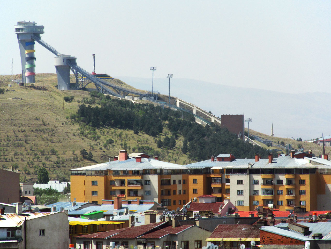 Lyžařské skokanské můstky by možná někdo v Tuecku nehledal.