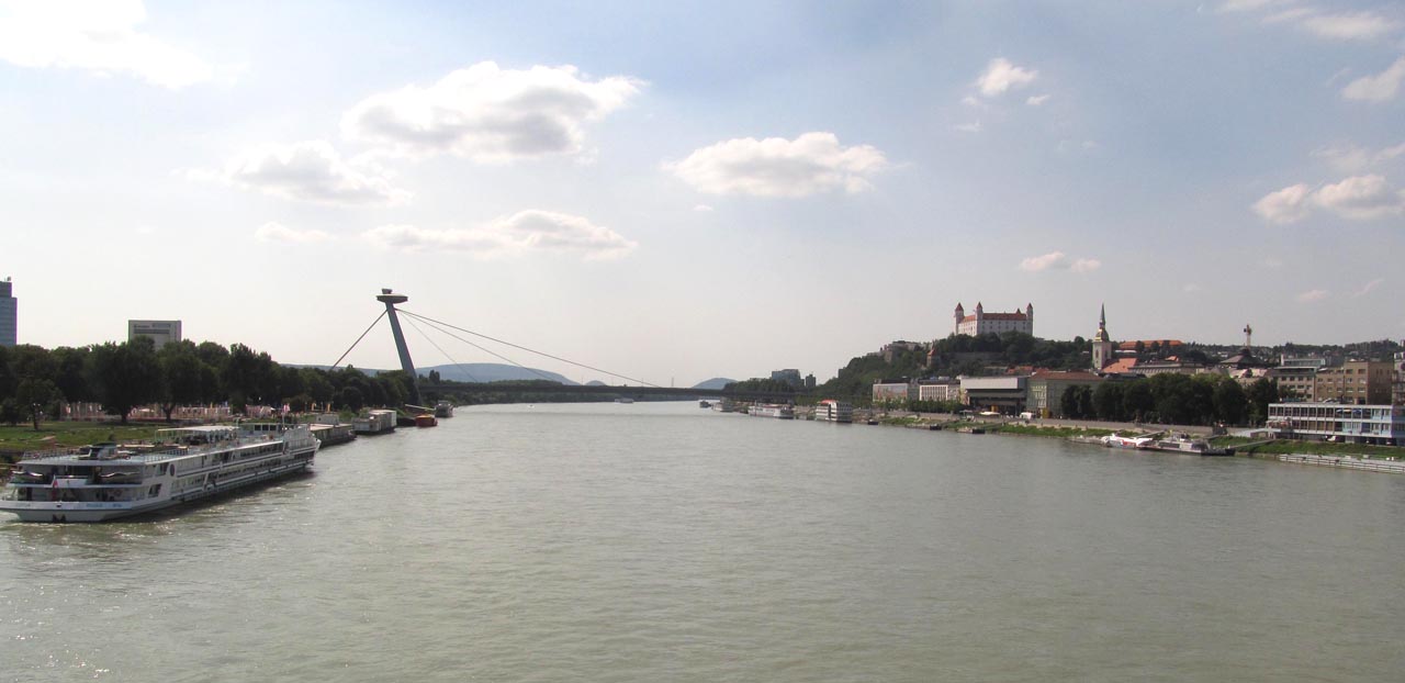 Do Bratislavy jsme dorazili po poledni a řeku jsme přešli po starém mostě, kdysi dokonce železničním.