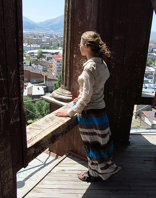 Výhled z dřevěného ochozu věže nad citadelou.