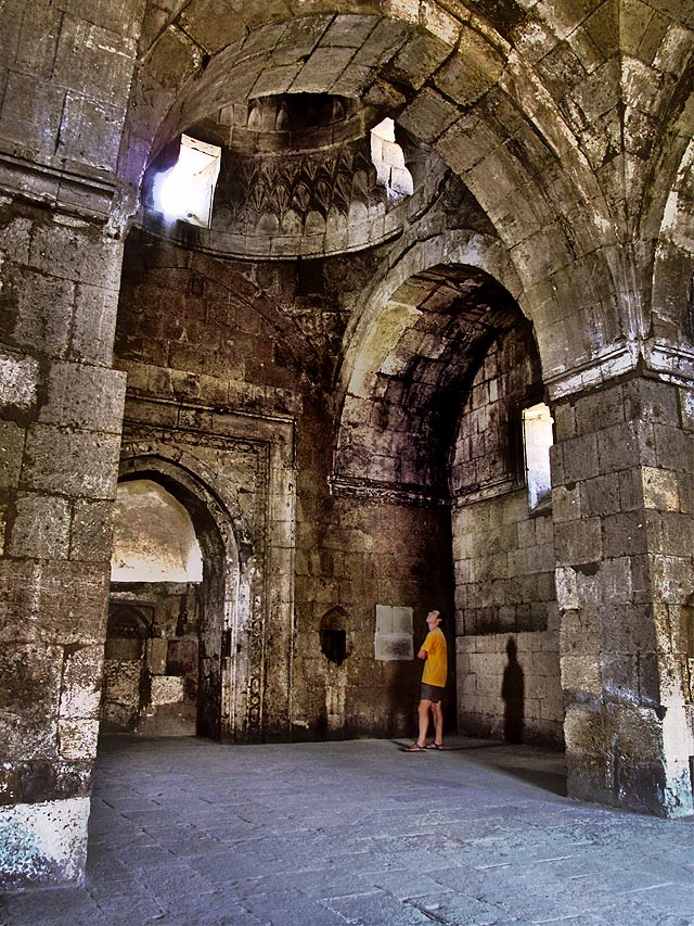 Pod klenby chrámu, původně patrně křesťanského, však nahlédnout lze.