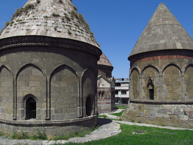 Opodál, stranou zájmu turistů, nacházíme další křesťanské stavby.