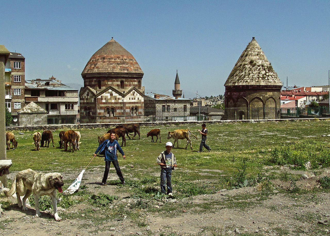 Místní kluci tady pasou krávy. Náboženské stavby v pozadí je nezajímají.