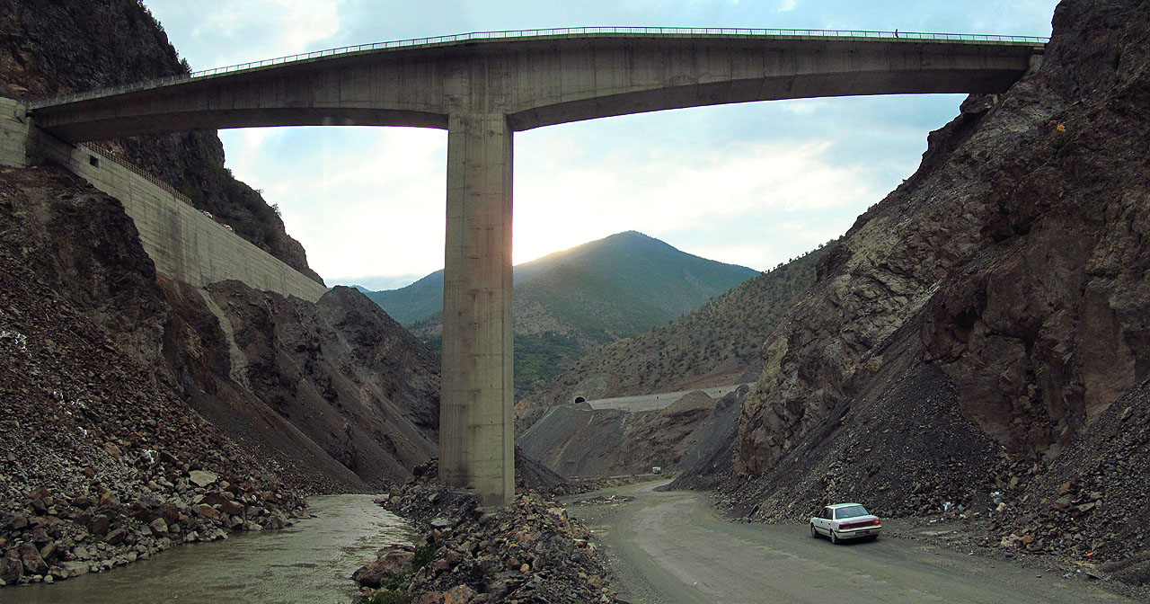 Nad Artvinem se staví nová přehrada a cesty se překládají na velkolepé mosty a do tunelů. Autem nás svezl kamarád z Íránu, který s námi pokračoval až do Gruzie.