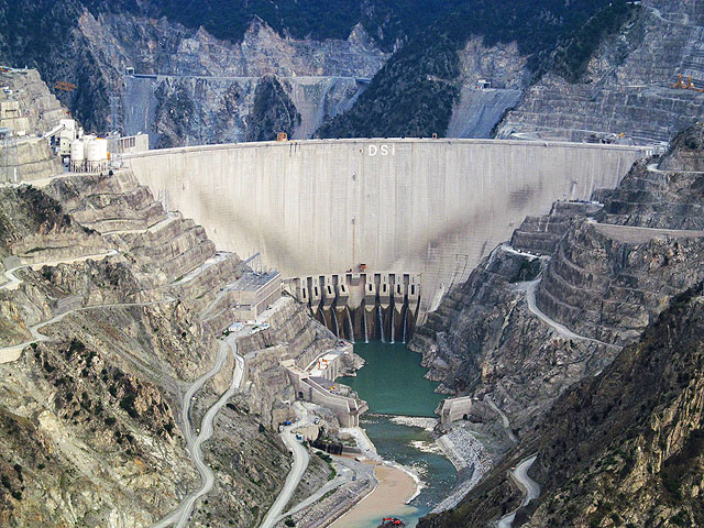 Novou artvinskou přehradu budují mj. ruské firmy.