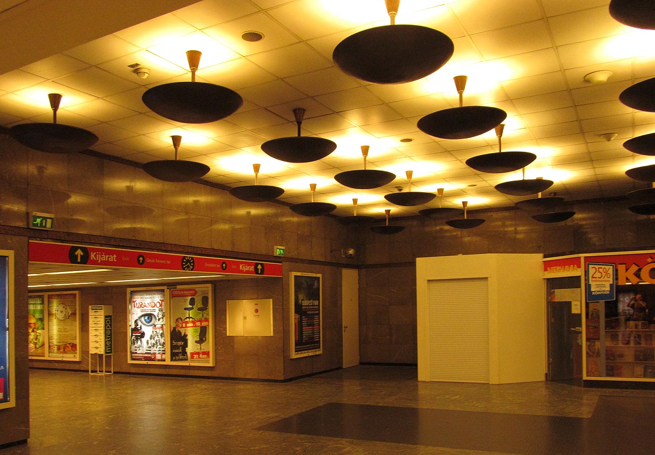 Foto pro znalce filmu <a href=http://www.csfd.cz/film/143811-revizori>Revizoři</a>, který se odehrává v budapešťském metru. Revizory jsme opravdu potkali a ke svému překvapení dostali i pokutu 8000 HUF - věnovali jsme nedostatečnou pozornost drobnému písmu na zadní straně jízdenky.