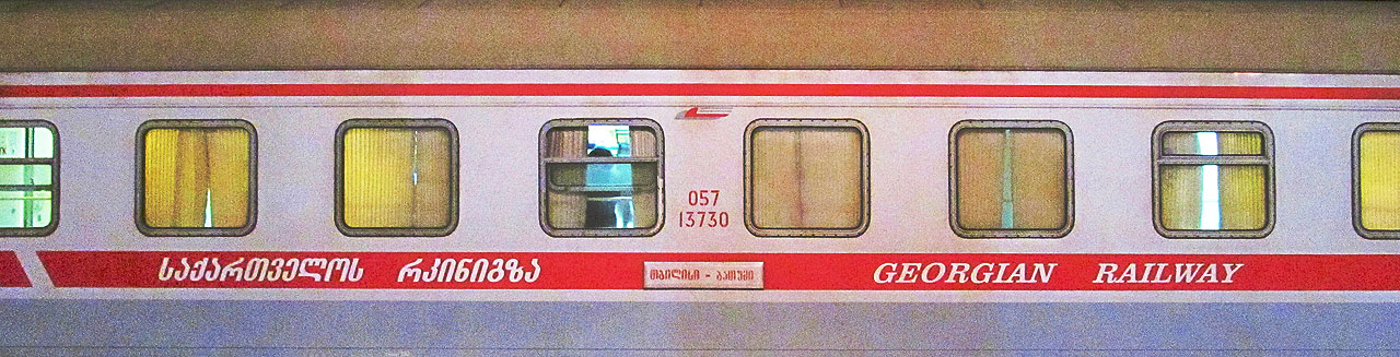 Železniční síť je za Kavkazem omezená. Vzájemná nepřátelství Gruzie s Ruskem a Arménie s Tureckem a Ázerbajdžánem znamená, že vlaky z Batumi končí jen v Tbilisi a Jerevanu. Znalci gruzínského písma na voze snadno přečtou nápis Tbilisi - Batumi.