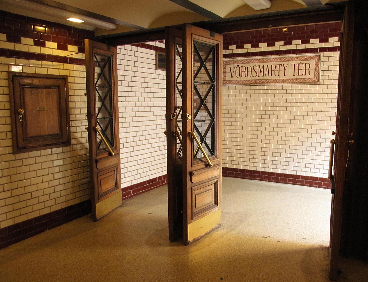 Linka č. M1 (Földalatti) budapešťského metra má zvláštní historický nádech. Záměrně - jde o nejstarší kontinentální trasu metra v Evropě a druhou nejstarší na světě, z roku 1896.