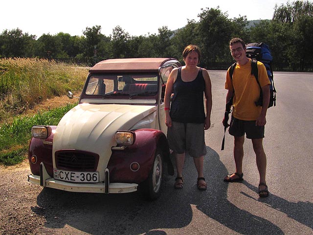 Po dlouhém stopování v Pécsi konečně úspěch. Sympatická dívka jedoucí na divadelní festival nás svezla skoro až k chorvatské hranici svým Citroënem 2CV z 60. let.