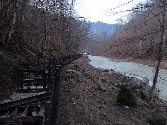 V dálce je vidět rudou lokomotivu druhého vlaku.