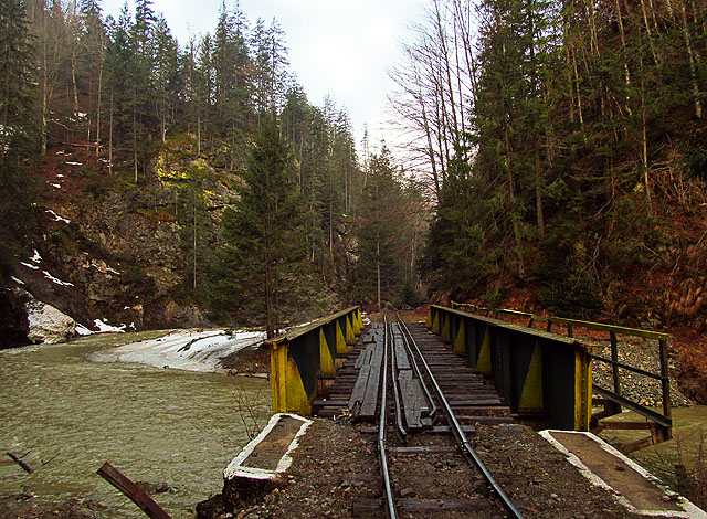 Ještě jdeme kousek pěšky po kolejích.