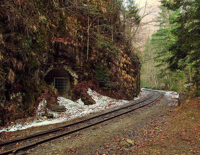 Záhadné štoly podél trati.