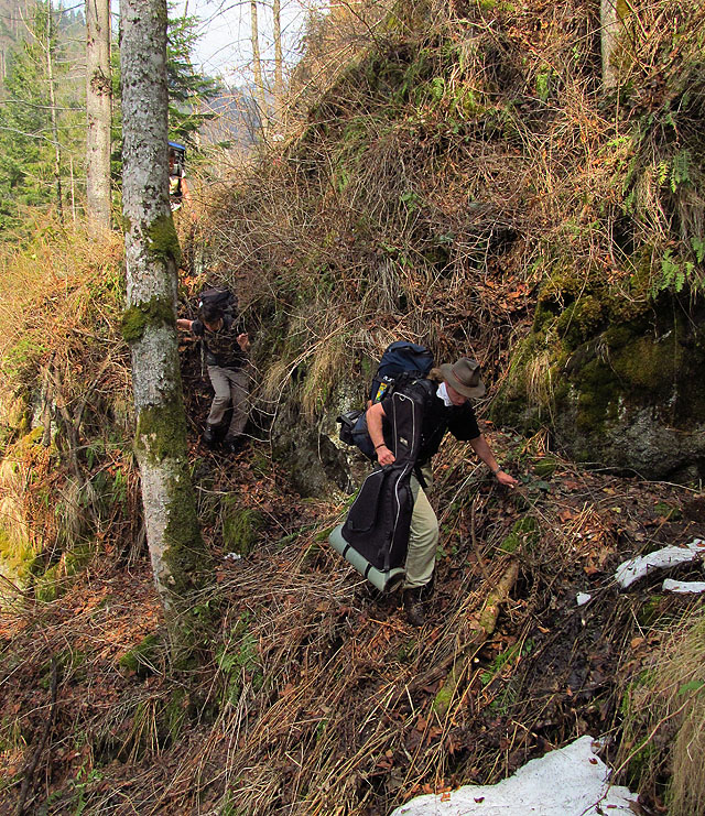Místy bylo nutné lézt po svazích nad řekou.