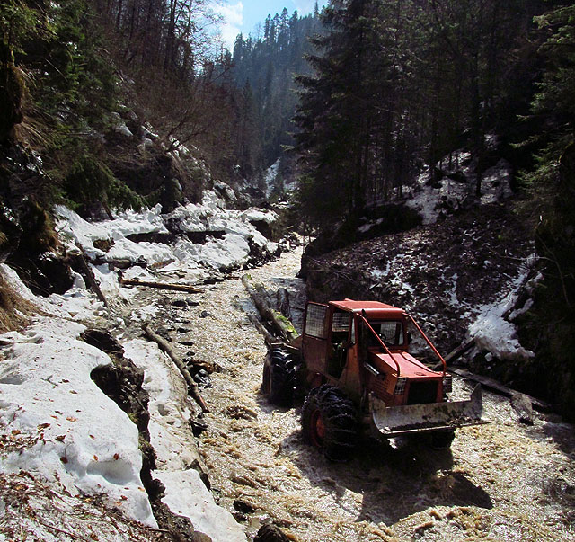 Namísto kolejí dnes slouží řeka, namísto lokomotivy těžké traktory.
