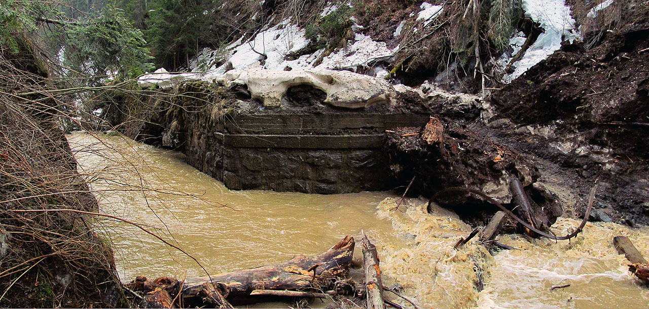 Bývalý železniční most.