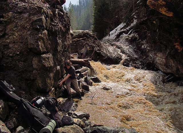 Stopař se jediný dostal vlastní silou na druhý břeh.