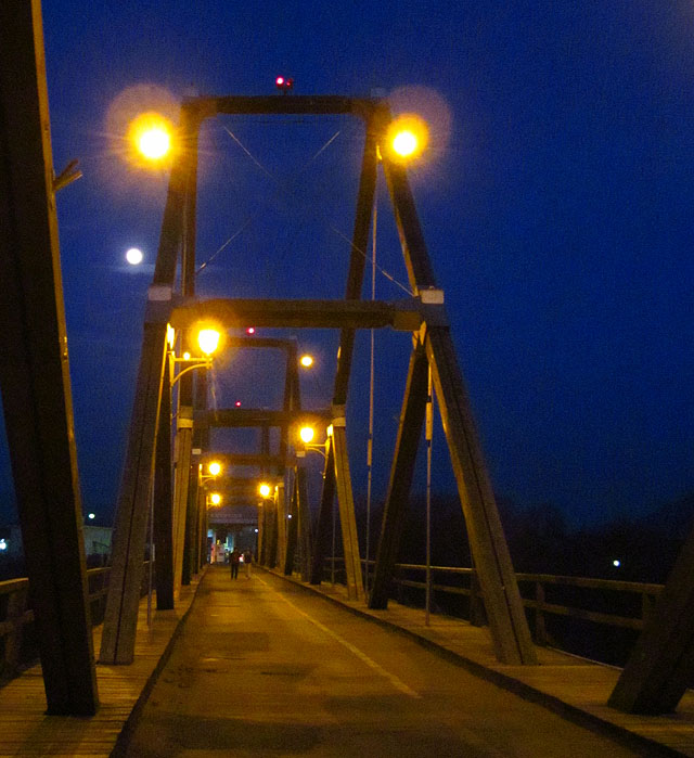 Most přes Tisu mezi celnicemi Солотвино a Sighetu Marmaţiei.